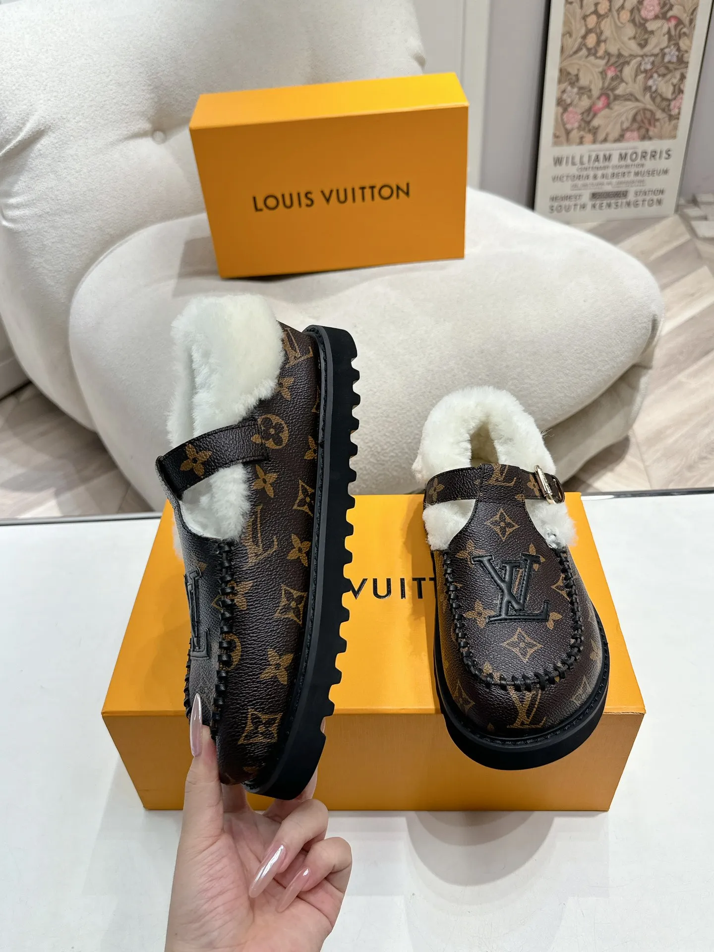 👟👟Ex-factory price 540👟👟Mauri version Louis Vuitton lv louis vuott…on fw24 new arrival～The latest furry slippers for autumn and winter～This pair of furry slippers is also very good-looking! The leather ones are very high-end! ! !Paired with denim shorts in autumn and winter, it’s perfect! Put it on and you will instantly have your ideal height! A favorite style, with fashionable elements, the appearance of the upper is full of nobility. Wearing it can always show the fashionable charm of women. It is fashionable but not too showy. The high-end beef tendon on the upper and the Lvjia letter buckle are so beautiful. Upper: imported high-end frosted/cowhide. Outsole: original outsole. Inner lining: imported real wool. Size: 35-42 (customized at .42).